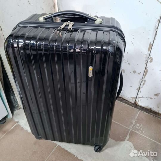 Чемодан на колесах пластик