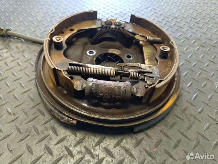 Щит тормозной зад/право на Mitsubishi Space Wagon