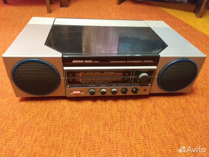 Продам радиолу советскую вега-300