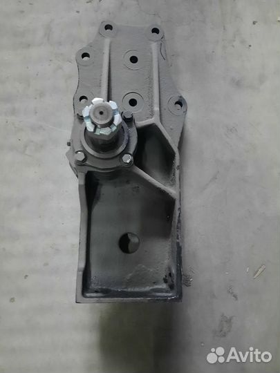 Кронштейн маятникового рычага с осью (Урал-5323/8х