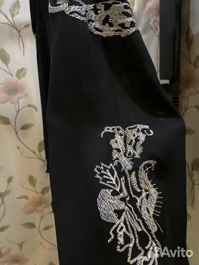 Блузка женская с вышивкой на рукавах