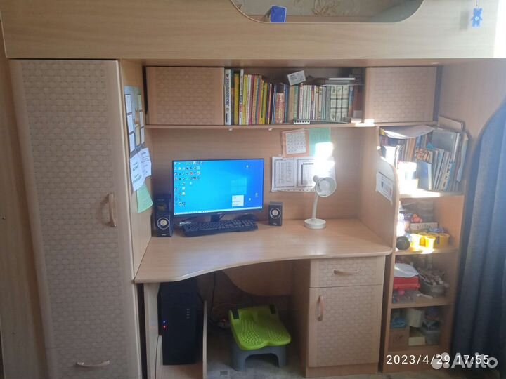Письменный стол, со шкафами и с кроватью на верху