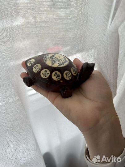 Компас черепаха красное дерево слоновая кость