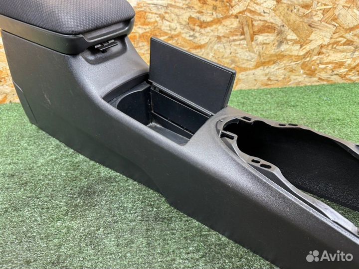 Подлокотник Toyota Caldina AZT241W 1azfse 2007