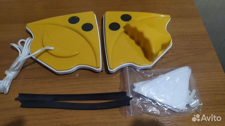 Магнитная щетка для мытья окон