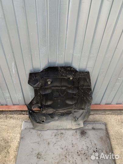 Крышка двигателя Nissan Fuga PY50