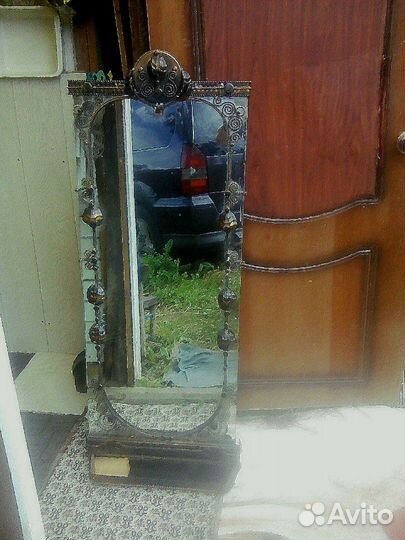 Зеркало настенное в кованой раме
