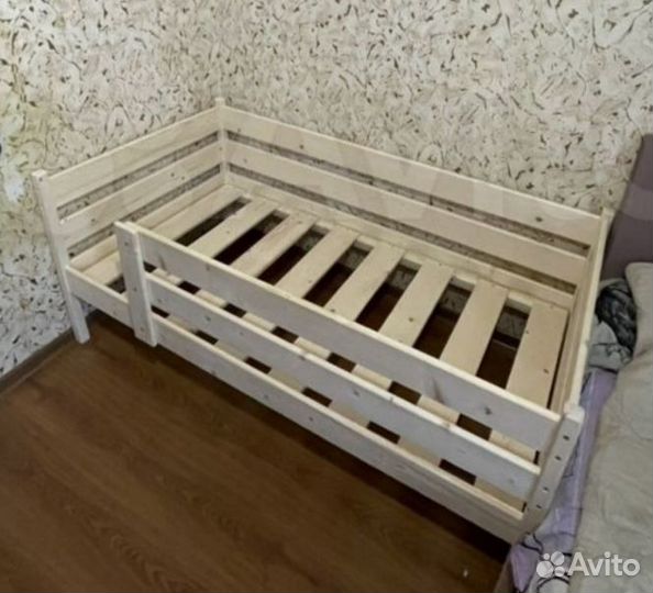 Кровать детская из массива с бортиком