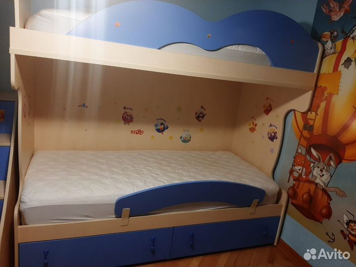 Детская двухъярусная кровать с комплектом мебели