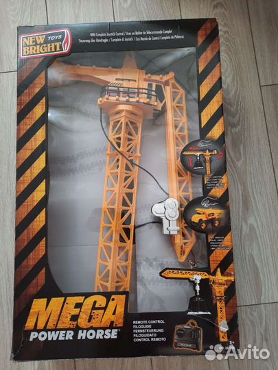 Башенный подъёмный кран на пульте управления