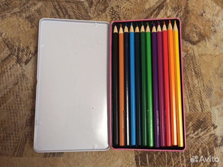 Набор цветных карандашей в металлическом футляре