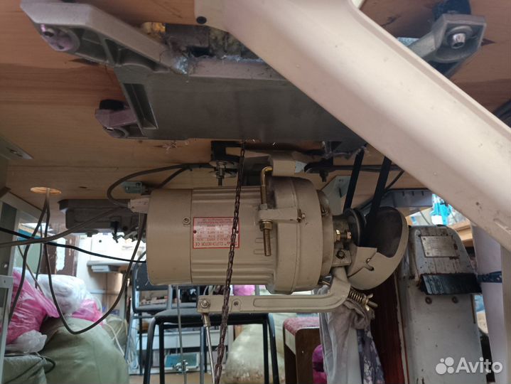 Промышленный оверлок пятинитка Maxdo 757F и стол