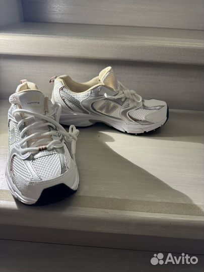 Кроссовки женские