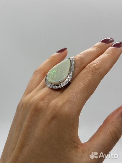 Золотое кольцо с опалом и бриллиантами