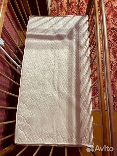 Детская кроватка с поперечным маятником