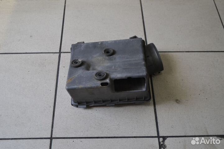 Корпус воздушного фильтра Dodge Stratus 1