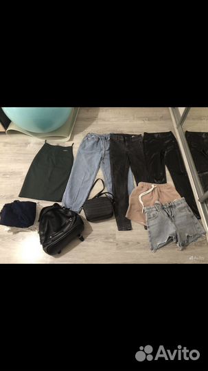 Отдам три пакета вещей