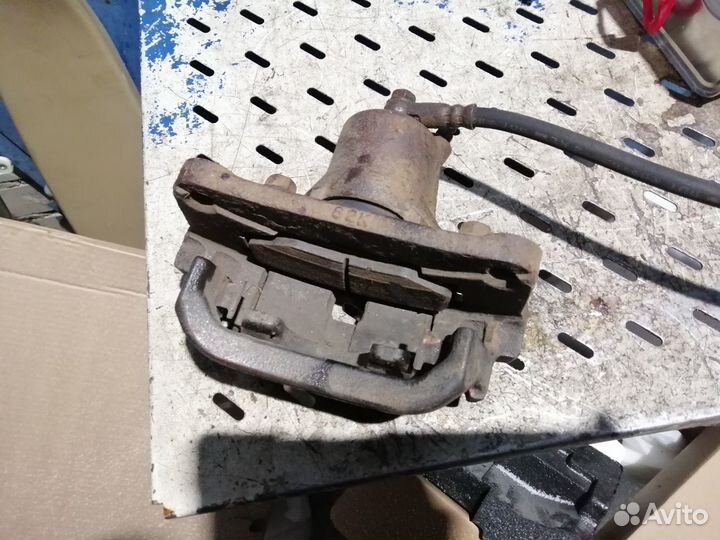 Суппорт задний левый Toyota Land Cruiser 200