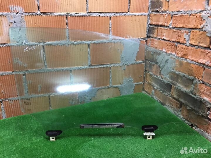 Стекло двери правое Toyota Auris E150