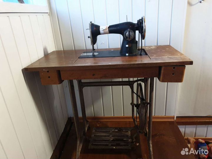 Швейная машина с ножным приводом