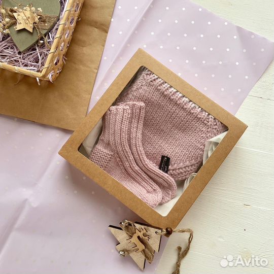Манишка и носочки детские вязаные