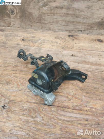 Подушка крепления двигателя Toyota Prius 3 рест
