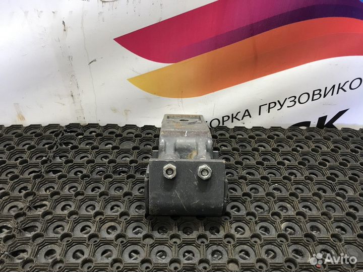 Кронштейн переднего стабилизатора правый