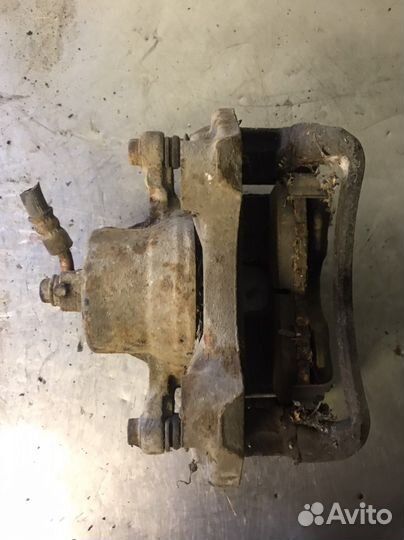 Суппорт передний правый Nissan Maxima A32 Cefiro