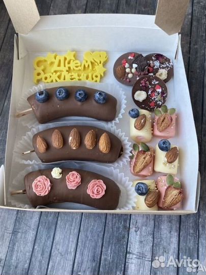 Бананы и маршмэллоу в шоколаде, букет из конфет