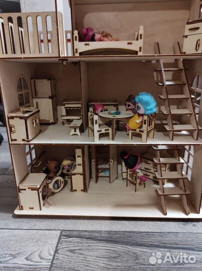 Кукольный домик с мебелью и куклами