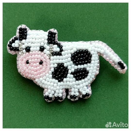 Брошка из бисера коровка