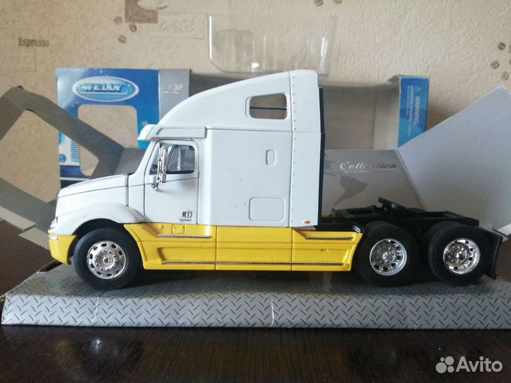 Модель freightliner 1/32