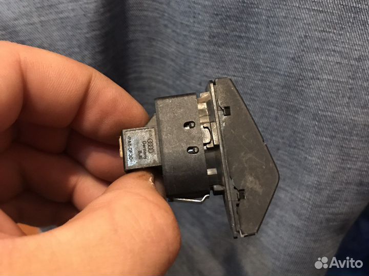 Подам кнопку блокировки двери audi q7