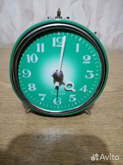 Настольные часы-будильник Витязь, механические, сс