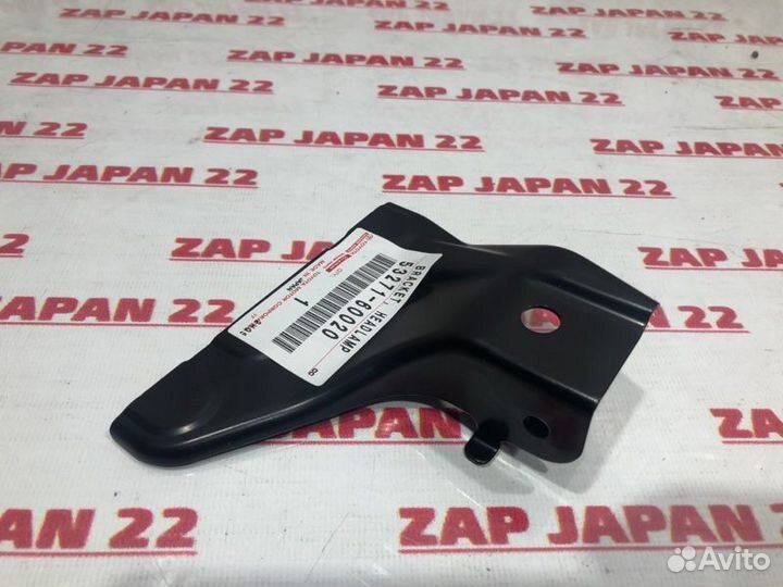 Кронштейн крепления фары правый Toyota Land