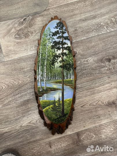 Панно из полудрагоценных камней на срезе дерева