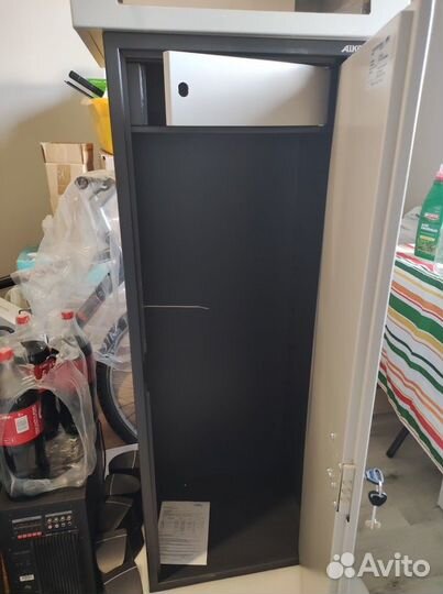 Металлический сейф/шкаф
