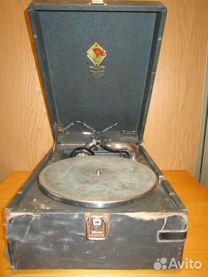 Патефон Н.К.М главширпотреб