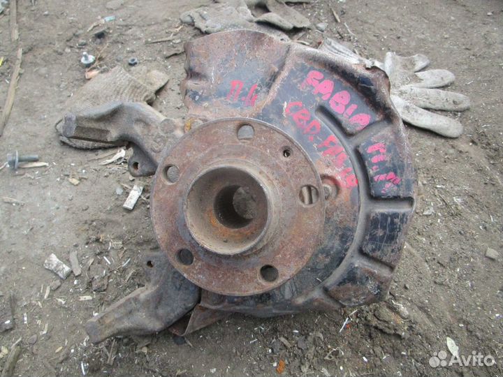 Кулак левый Skoda Fabia