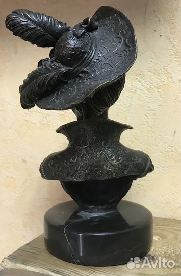 Старинная бронзовая статуэтка Дама