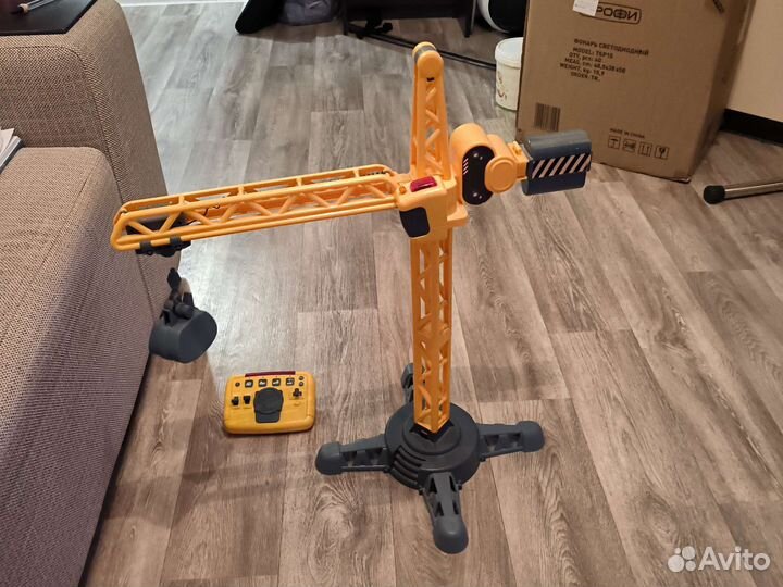 Подъемный кран игрушка