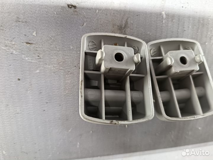 Крючок солнцезащитного козырька Ford Focus 1