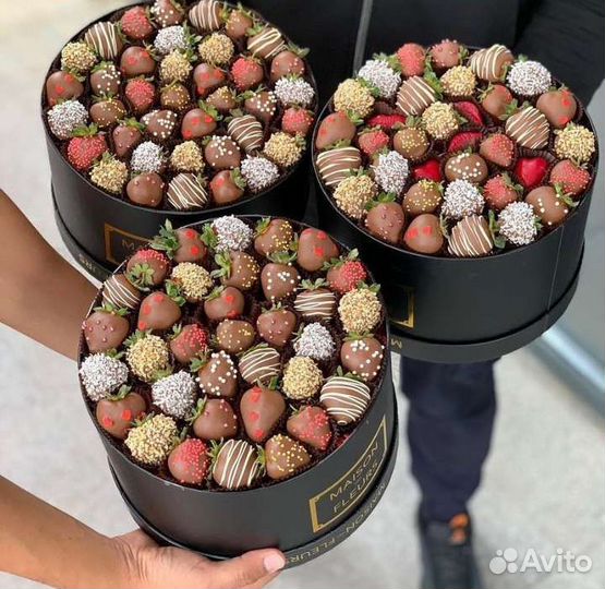 Клубника в шоколаде, бананы в шоколаде, ягоды