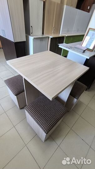 Стол и пуфики