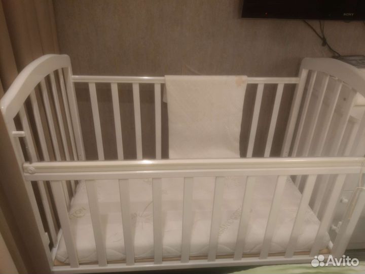 Детская кроватка с продольным маятником
