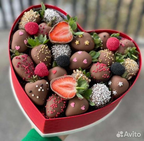 Клубника в шоколаде, бананы в шоколаде, ягоды