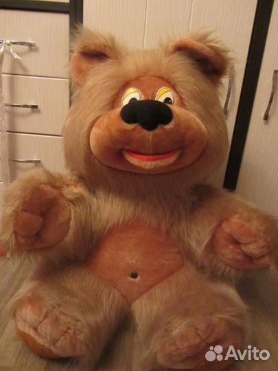 Большой плюшевый медведь