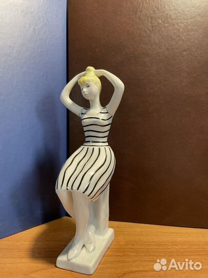 Фарфоровая статуэтка 