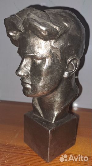 Бюст Маяковского лзм