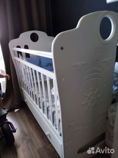 Детская кроватка с поперечным маятником